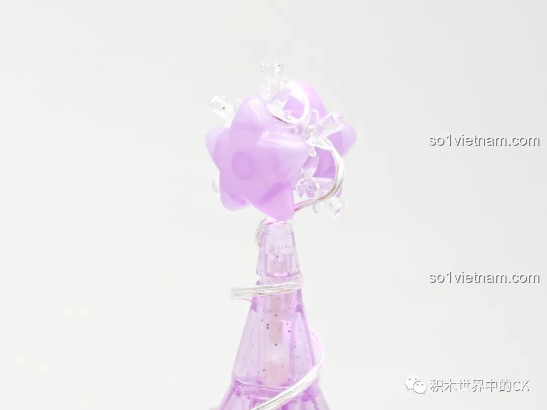 Cận cảnh phần ngọn cây thông Giáng sinh SEMBO 605029 với ngôi sao lấp lánh.