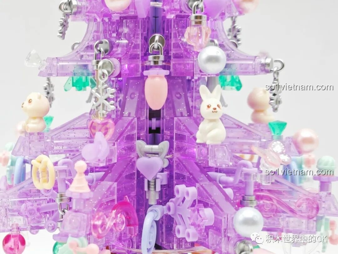 Cây thông Giáng sinh SEMBO 605029 được trang trí với nhiều phụ kiện dễ thương.