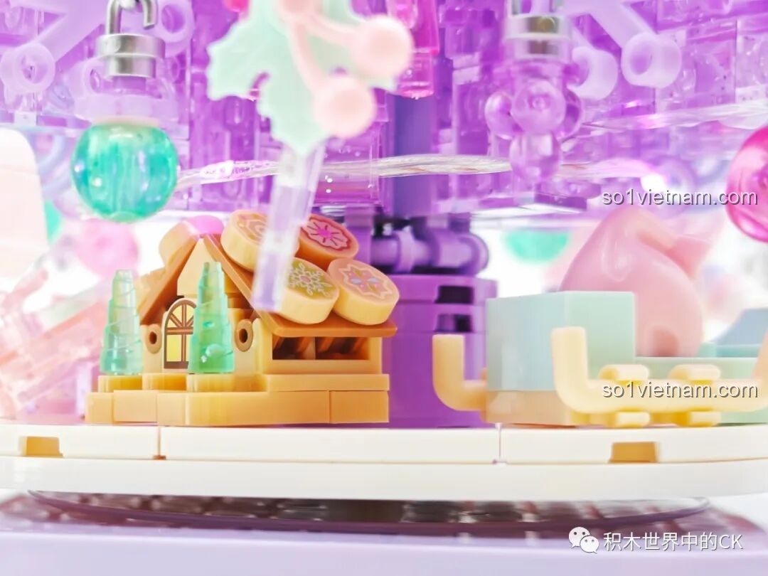 Trang trí cây thông Giáng sinh SEMBO 605029 với các phụ kiện nhỏ xinh.