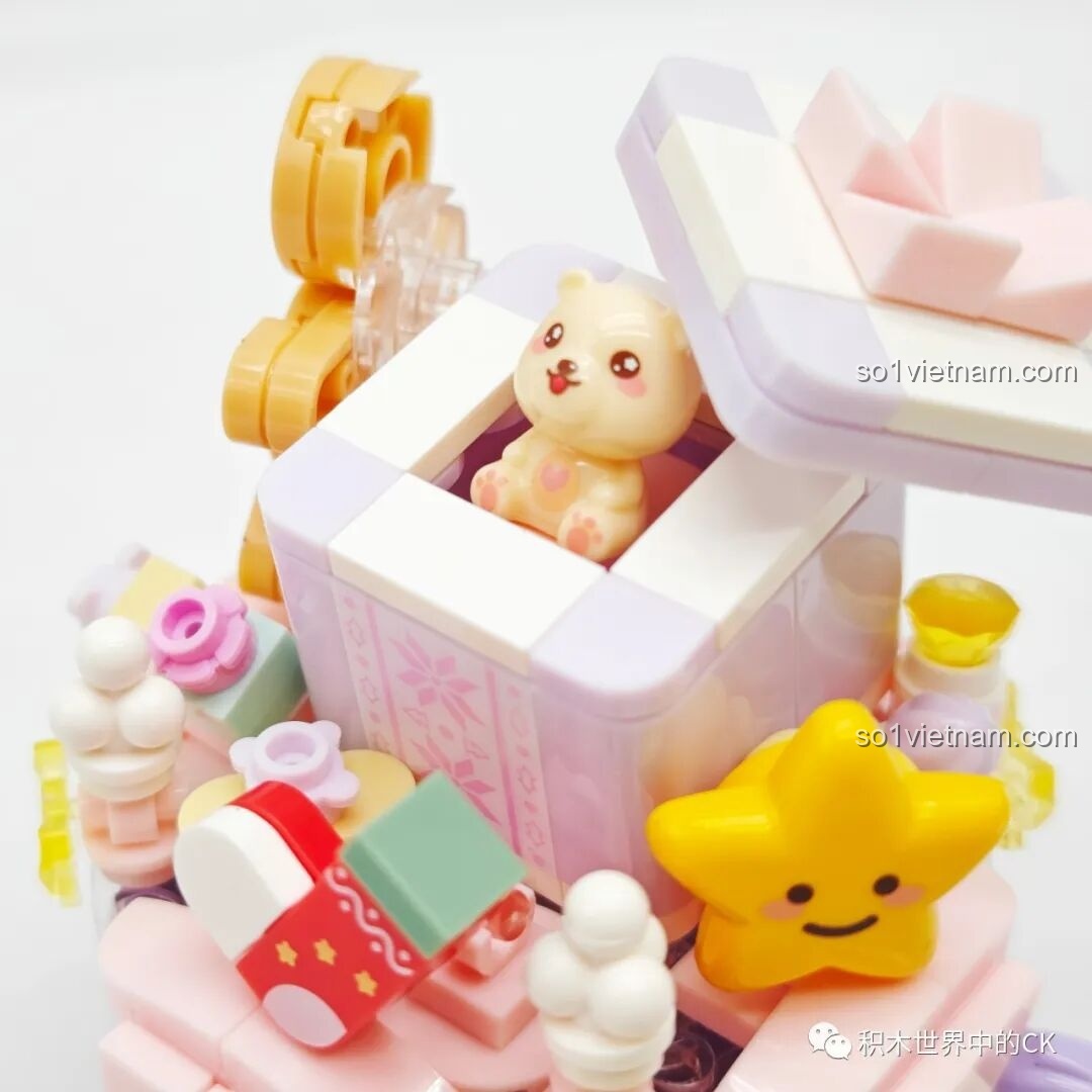 Bốn mẫu bánh kem Giáng sinh SEMBO 605032 đã lắp xong khi bật đèn