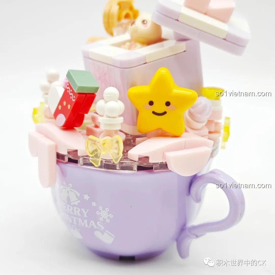 Bốn mẫu bánh kem Giáng sinh SEMBO 605032 đã lắp xong khi bật đèn