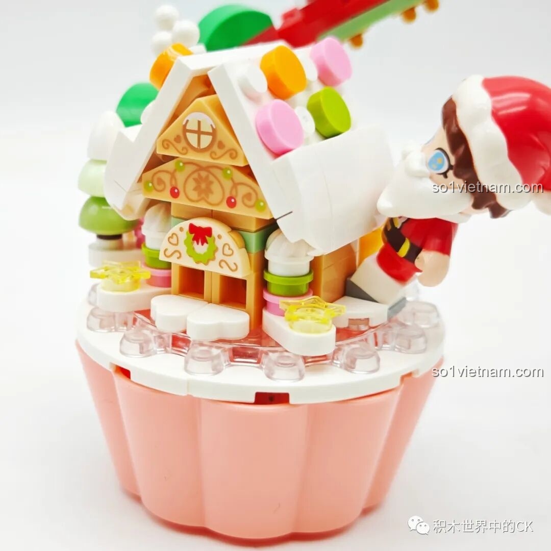 Ông già Noel trong mô hình Nhà bánh gừng Giáng sinh SEMBO 605032