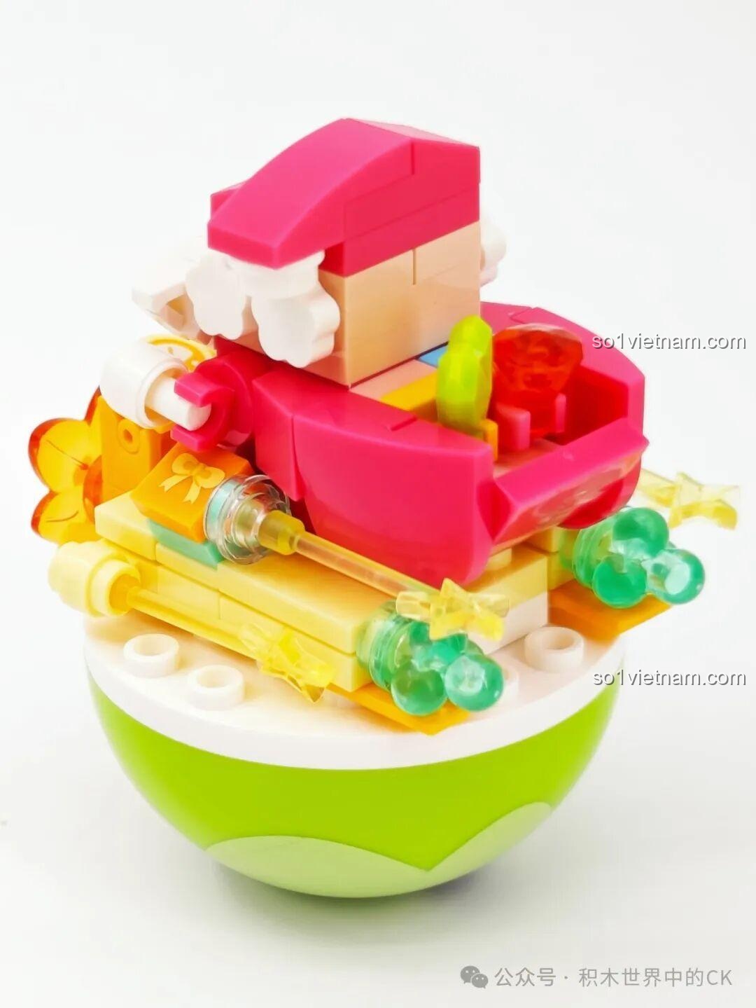 Mô hình đồ chơi lắp ráp Sembo 605038 Ông Già Noel Giao Quà từ góc nghiêng, thể hiện các chi tiết quà tặng.