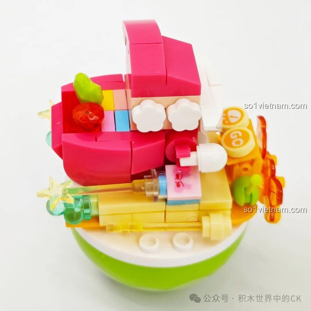 Mô hình đồ chơi lắp ráp SEMBO 605038 Ông già Noel đã hoàn thiện, nhìn từ góc nghiêng, nổi bật các chi tiết nhỏ.