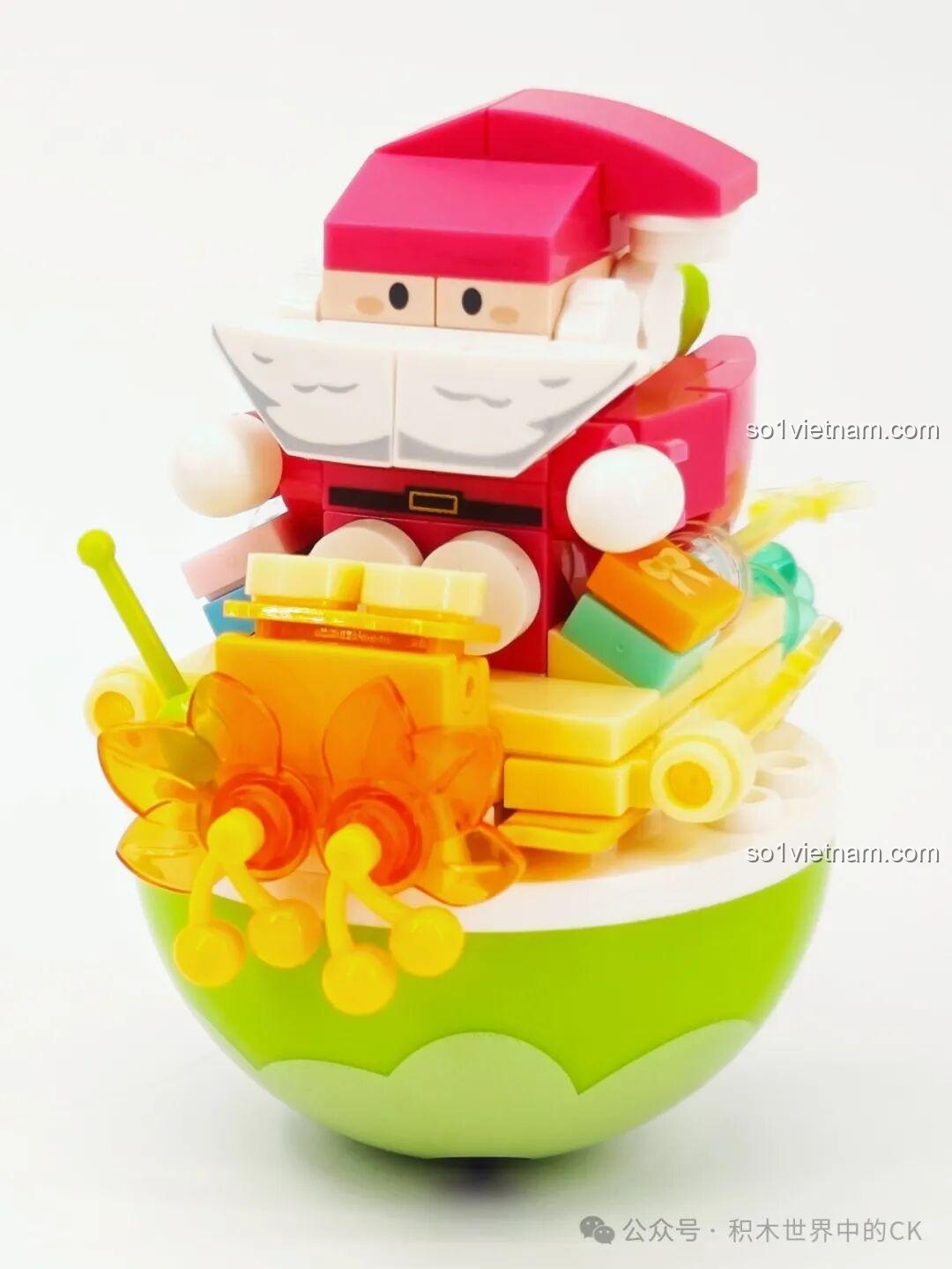 Mô hình đồ chơi lắp ráp SEMBO 605038 Ông già Noel đã hoàn thiện, nhìn từ phía trước với nhiều chi tiết quà tặng.