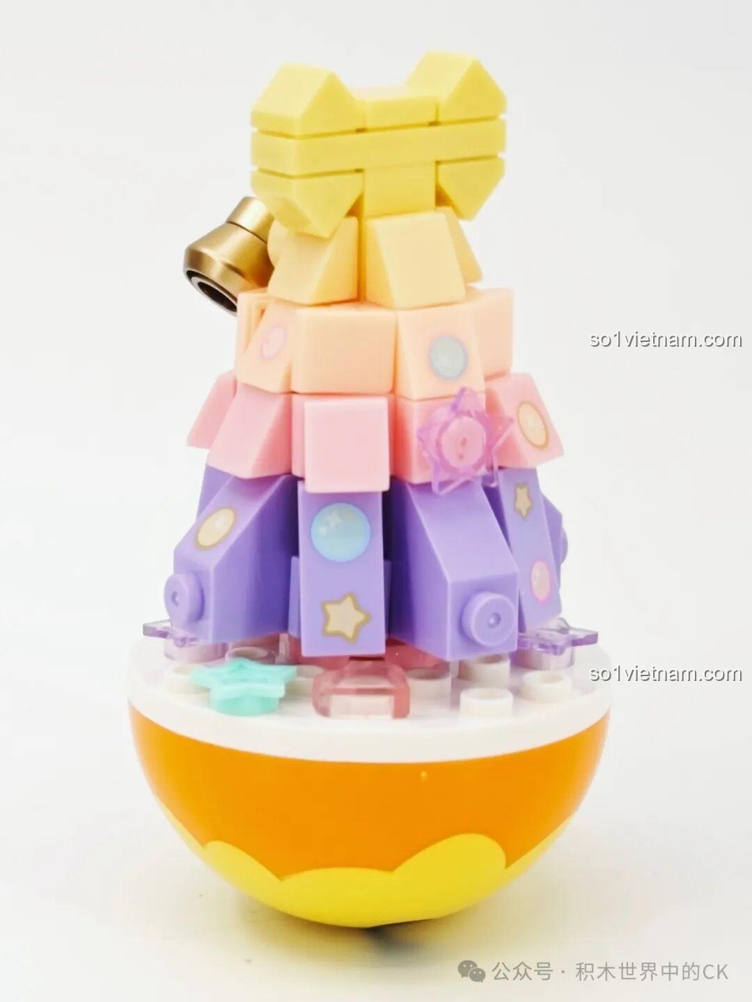 Mô hình đồ chơi lắp ráp SEMBO 605039 Cây Thông Giáng Sinh Bất Tử đã hoàn thiện, nhìn từ phía sau, nổi bật các chi tiết màu pastel.