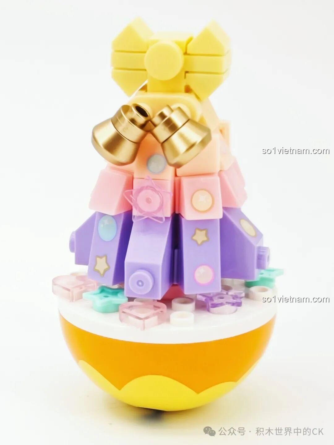 Mô hình đồ chơi lắp ráp Sembo 605039 Ngôi Sao Lật Đật đã hoàn thành, với chuông vàng và nơ xinh.