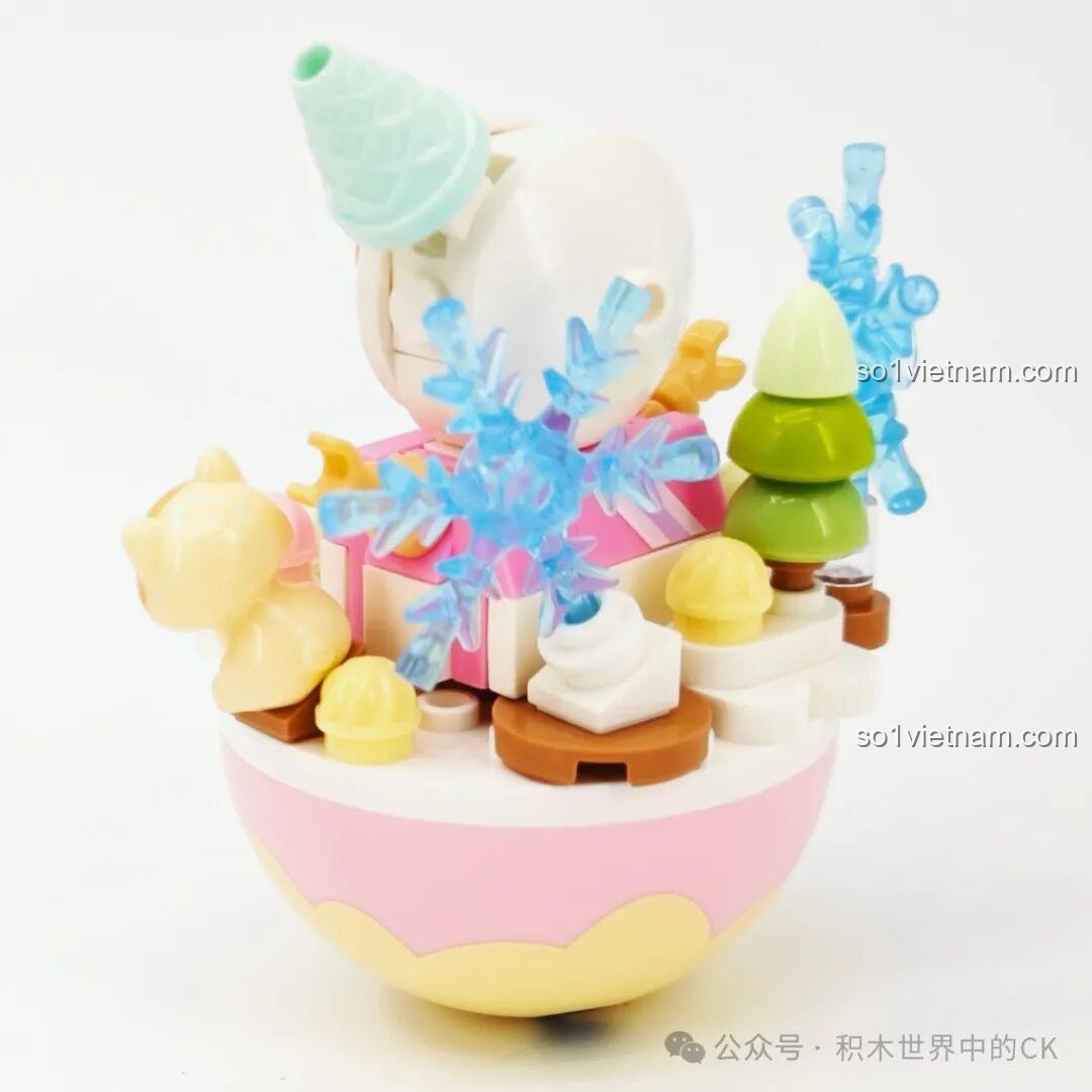 Mô hình đồ chơi lắp ráp Sembo 605040 Người Tuyết Lật Đật từ góc nghiêng, thể hiện các chi tiết trang trí.