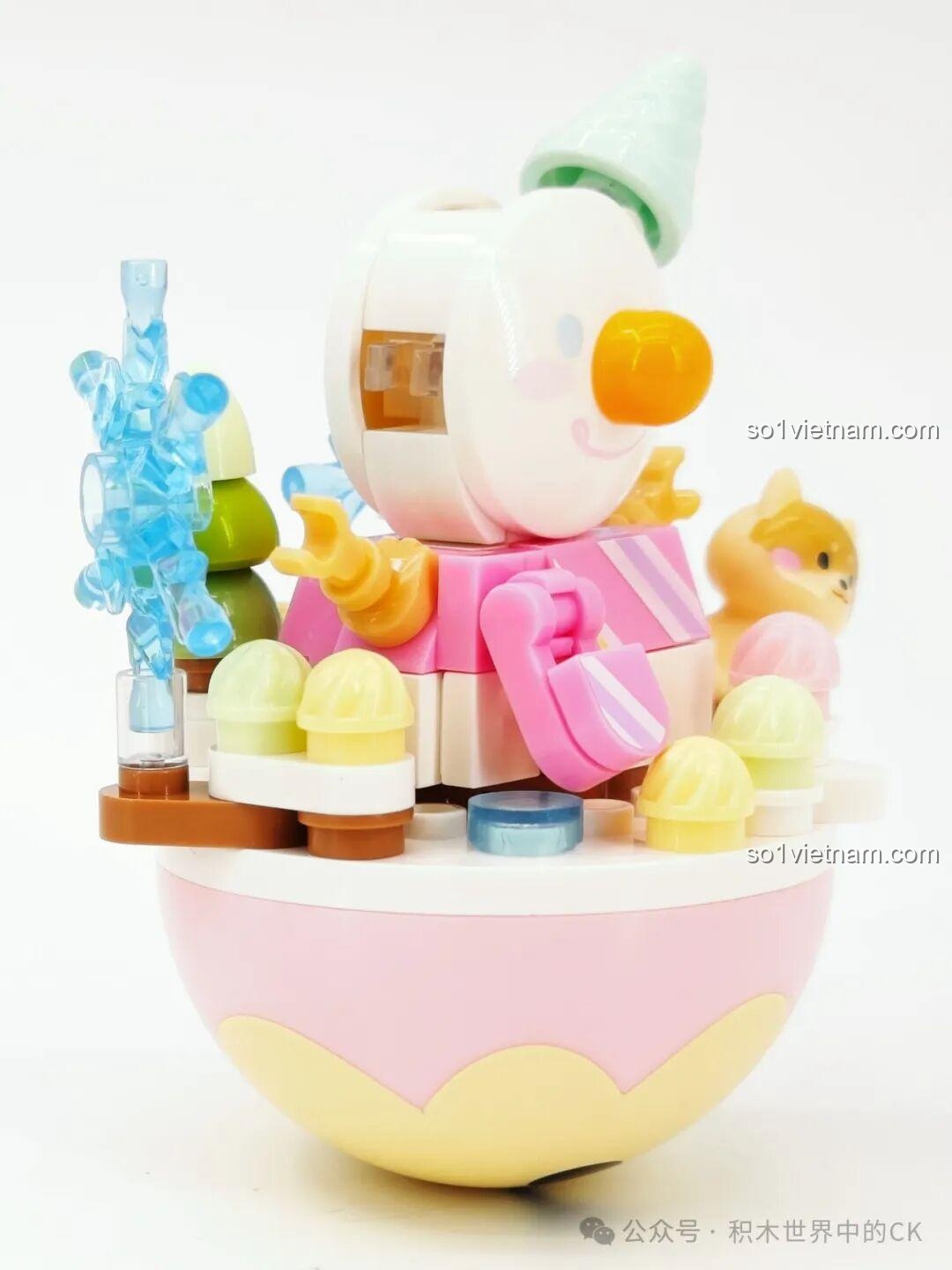 Mô hình đồ chơi lắp ráp SEMBO 605040 Người Tuyết đã hoàn thiện, nhìn từ góc nghiêng, nổi bật chiếc mũ và phụ kiện.