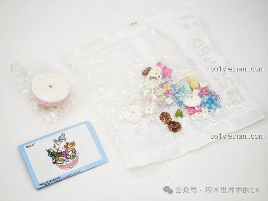 Unboxing bộ đồ chơi lắp ráp SEMBO 605040 Người Tuyết, hiển thị các mảnh ghép và sách hướng dẫn.