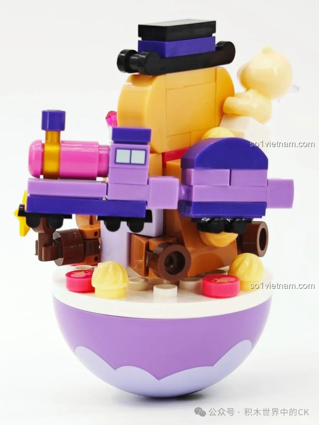 Mô hình đồ chơi lắp ráp Sembo 605041 Bánh Gừng Lật Đật từ góc nghiêng, thể hiện chi tiết xe lửa.