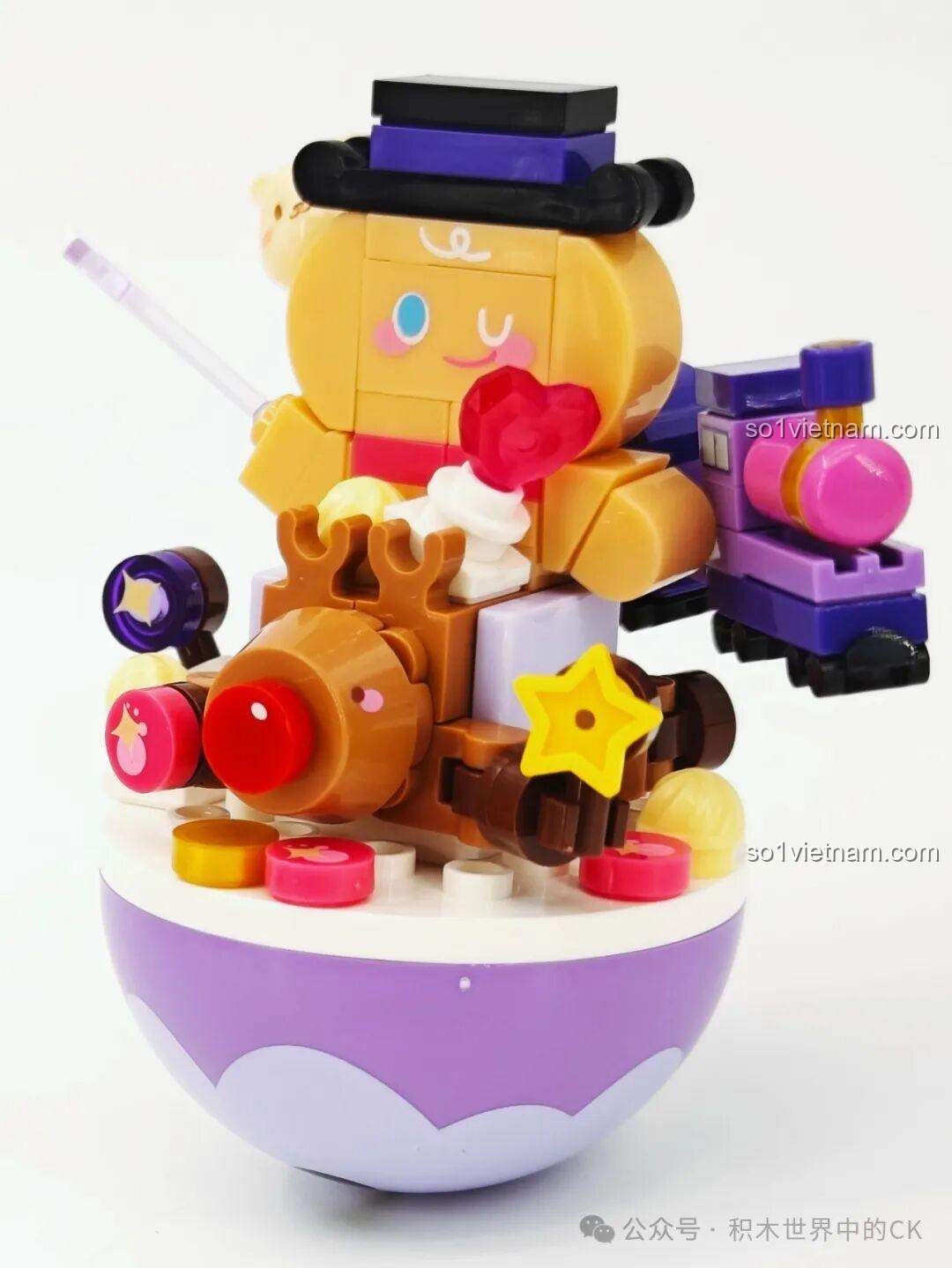 Mô hình đồ chơi lắp ráp Sembo 605041 Bánh Gừng Lật Đật đã hoàn thành, với xe lửa và tuần lộc.