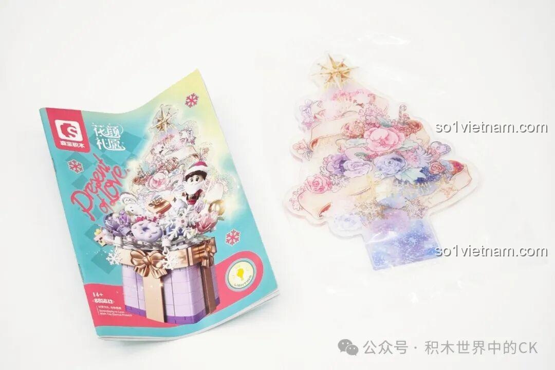 Sách hướng dẫn và tấm mica hình cây thông của bộ đồ chơi lắp ráp Sembo 605042 Cây Thông Lấp Lánh.