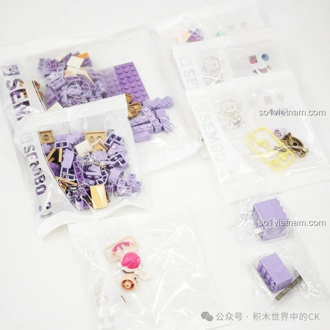 Các túi mảnh ghép của bộ đồ chơi lắp ráp Sembo 605042 Cây Thông Lấp Lánh, được phân loại rõ ràng.