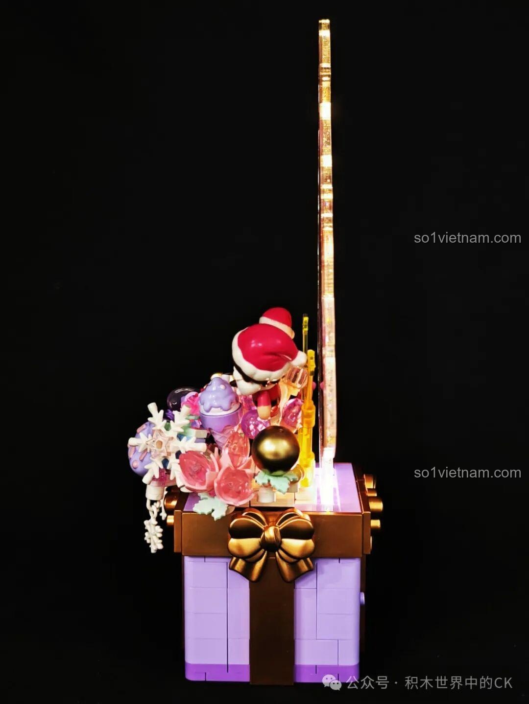 Cận cảnh mô hình đồ chơi lắp ráp Sembo 605042 Cây Thông Lấp Lánh có đèn LED, với các chi tiết trang trí.