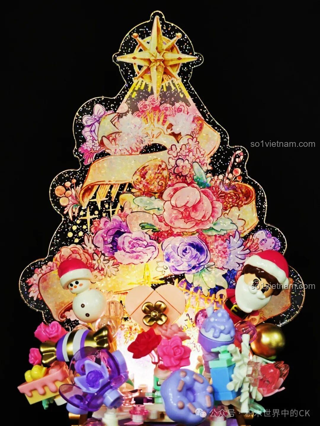 Cận cảnh chi tiết trang trí trên mô hình đồ chơi lắp ráp Sembo 605042 Cây Thông Lấp Lánh có đèn LED.