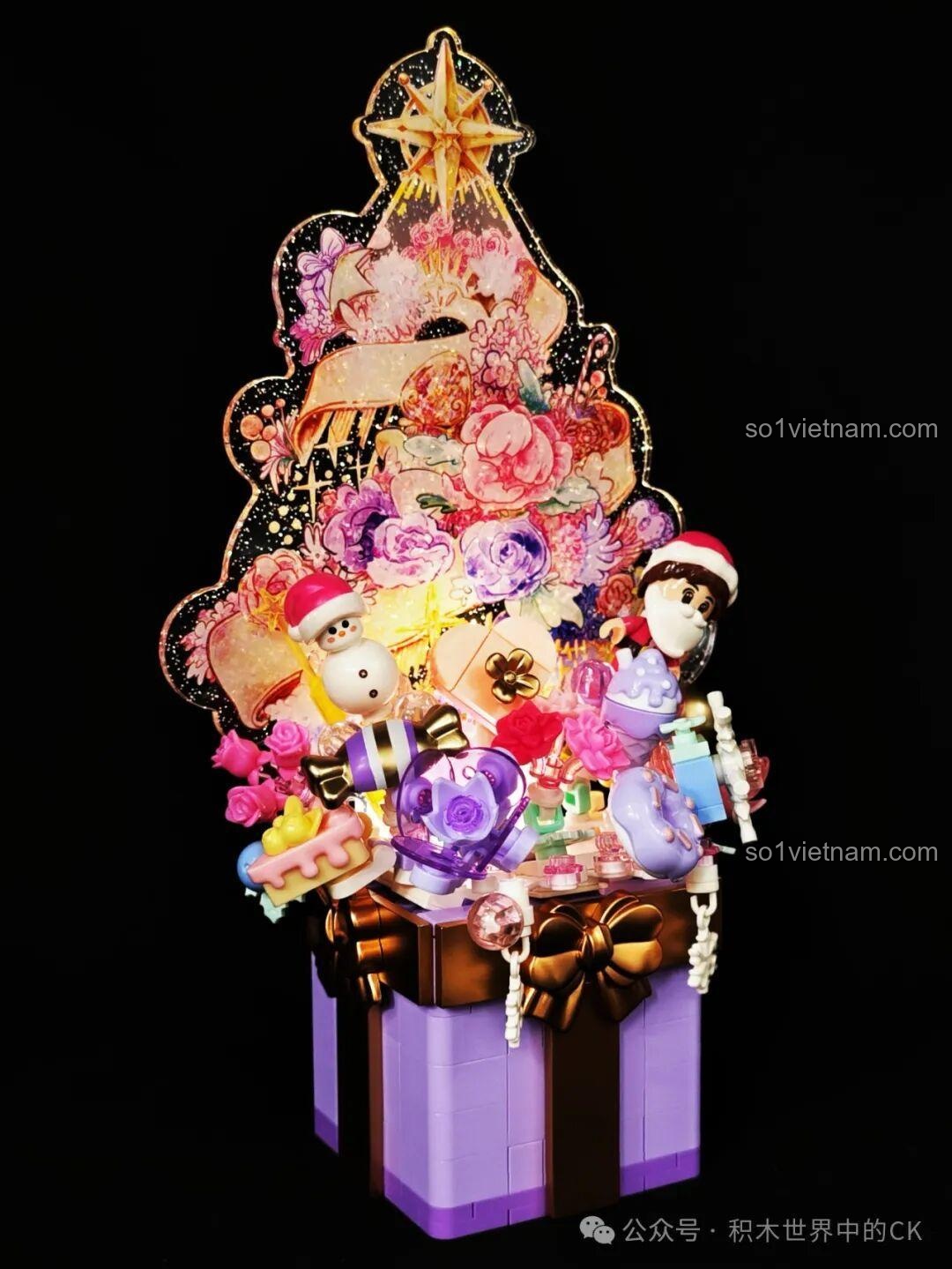 Mô hình đồ chơi lắp ráp Sembo 605042 Cây Thông Lấp Lánh có đèn LED, nhìn từ góc khác trong bóng tối.