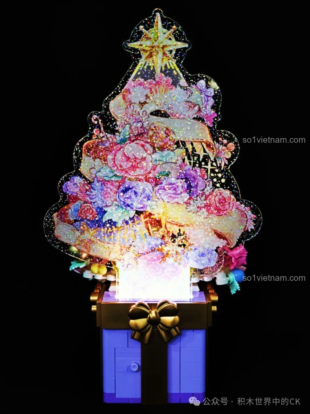 Thành phẩm Hộp Quà Cây Thông Lớn SEMBO 605042 đã hoàn chỉnh, bật đèn LED rực rỡ trong đêm, tạo không khí lễ hội.