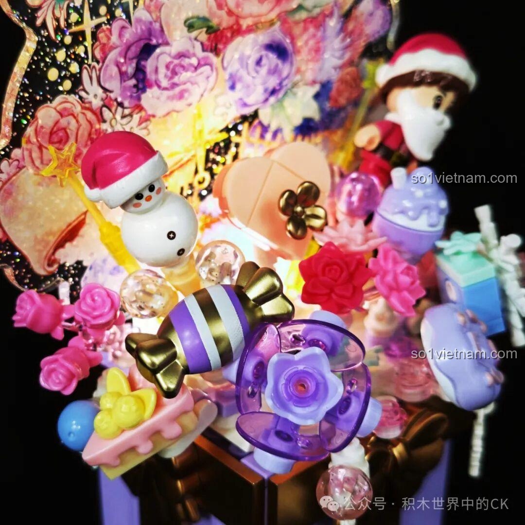 Cận cảnh phần đế của mô hình đồ chơi lắp ráp SEMBO 605042 Present of Love, với nơ vàng và chi tiết hộp quà.