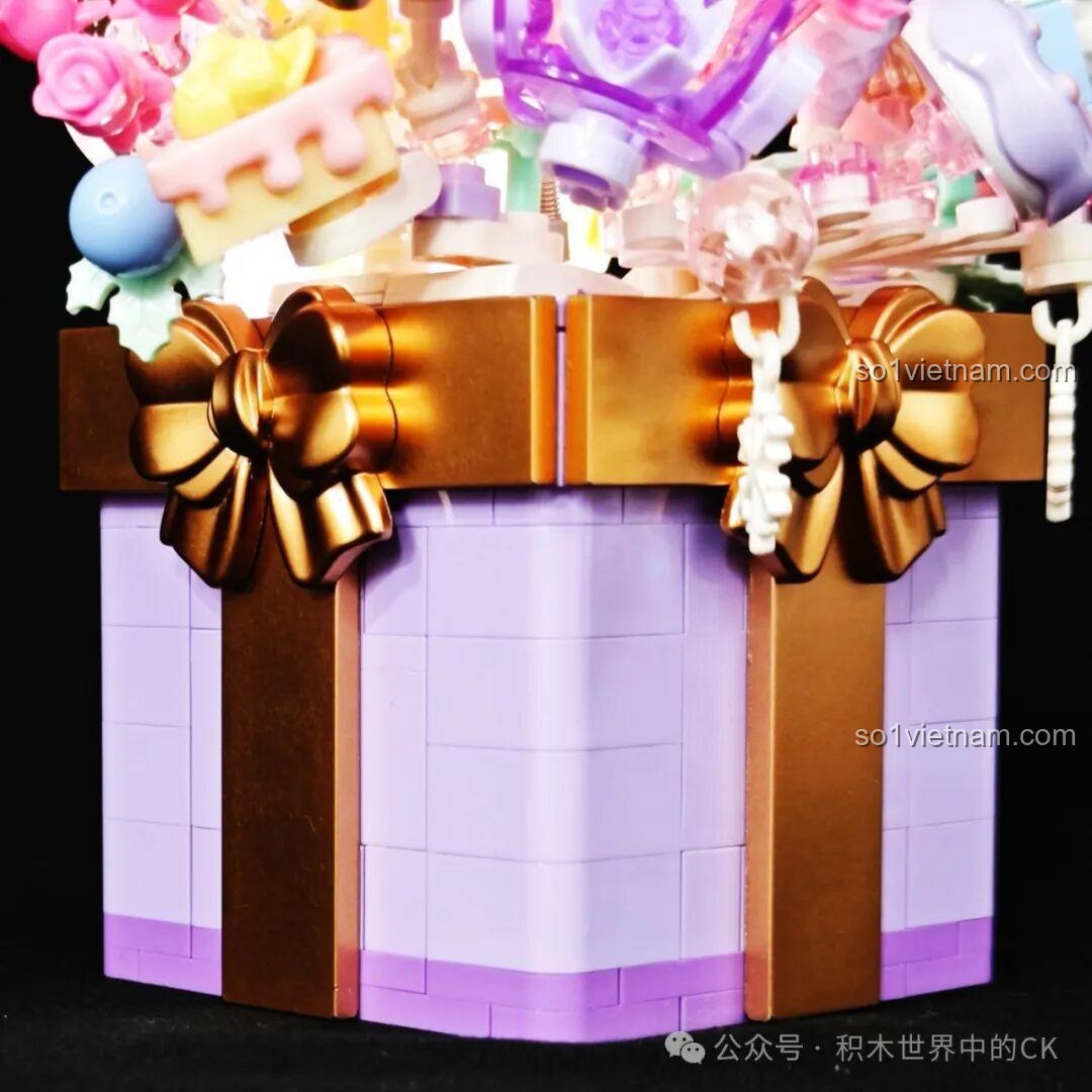 Cận cảnh phần đế của mô hình đồ chơi lắp ráp SEMBO 605042 Present of Love từ góc khác, nổi bật chi tiết gạch lắp ráp.