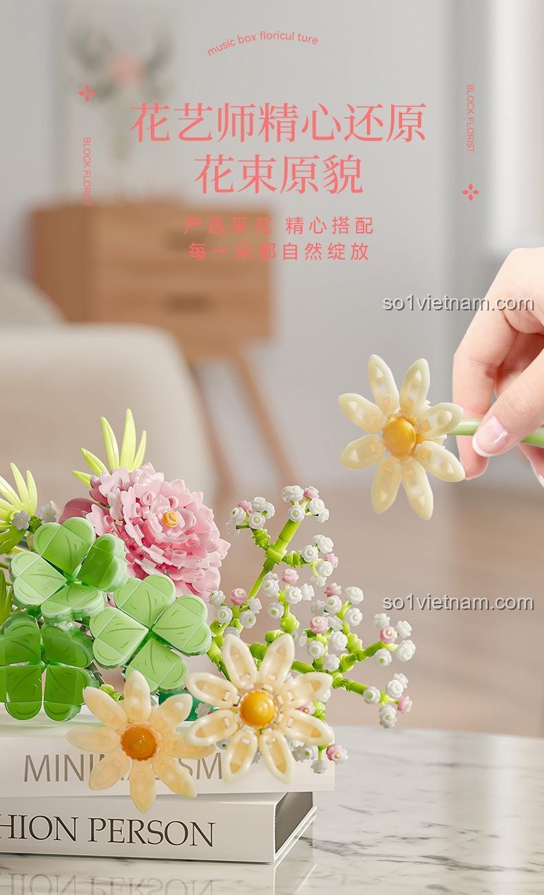 Các loại hoa trong bộ lắp ghép SEMBO 611051 Bó Hoa Xếp Hình May Mắn, bao gồm hoa cẩm tú cầu hồng, hoa cúc vàng, cỏ bốn lá xanh, và hoa baby trắng, chi tiết cao, phù hợp con gái 6 tuổi.