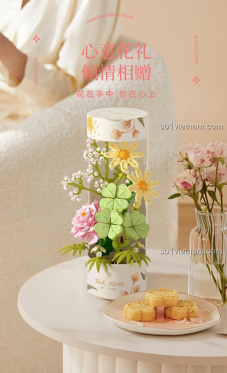Bó hoa xếp hình SEMBO 611051 Bó Hoa Xếp Hình May Mắn được cầm trên tay, thể hiện tính di động và vẻ đẹp tinh tế, là món quà ý nghĩa, hợp túi tiền cho con gái 6 tuổi.