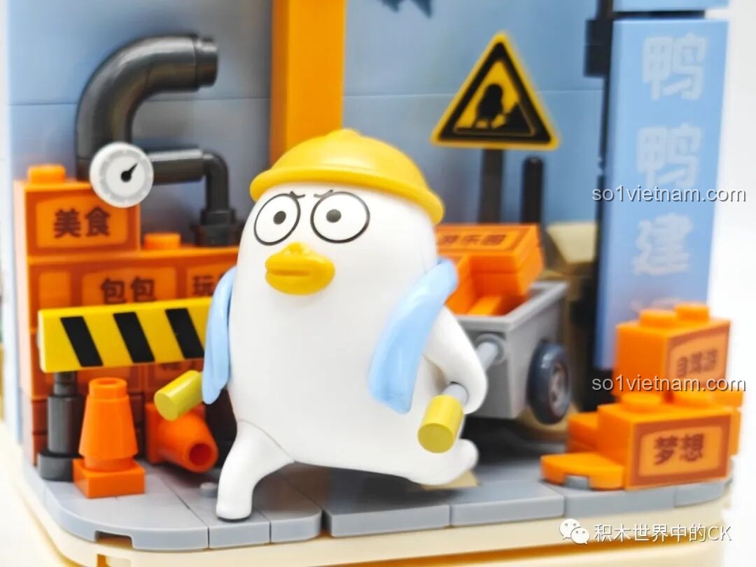 Cận cảnh minifigure Vịt Duckyo công nhân với biểu cảm quyết tâm trên công trường xây dựng.
