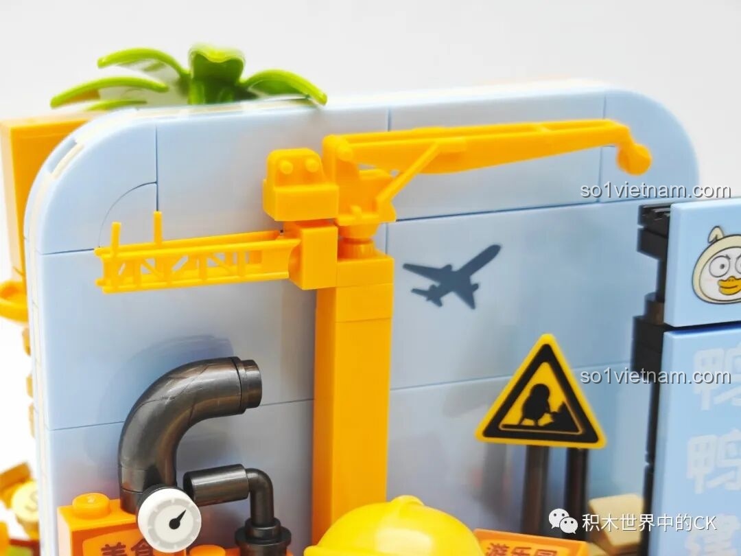 Chi tiết cần cẩu và máy bay trên tấm nền của mô hình lắp ráp Sembo 612016 Vịt Duckyo.