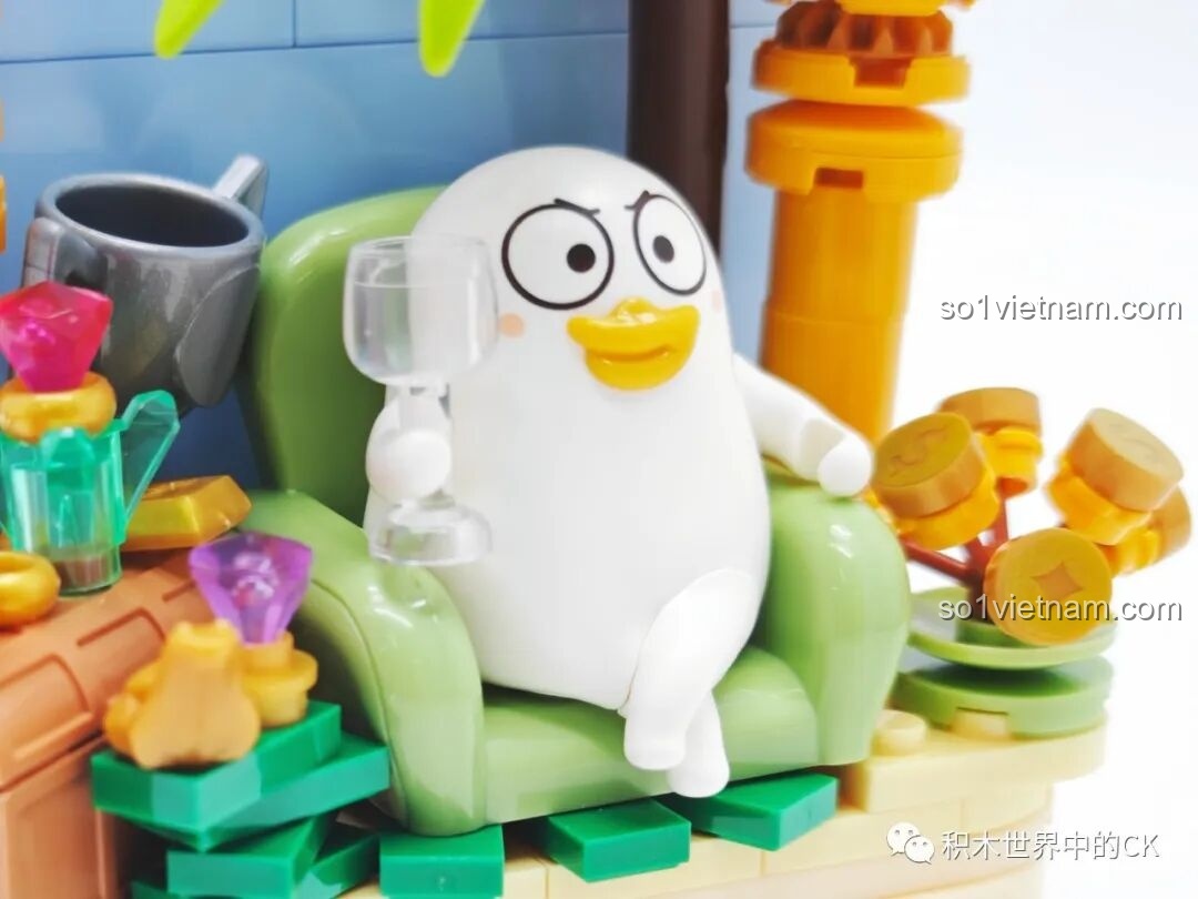 Cận cảnh Vịt Duckyo ông chủ đang ngồi trên ghế bành với ly rượu, tận hưởng sự giàu sang.