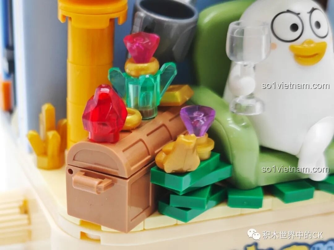 Chi tiết rương kho báu chứa đầy đá quý màu đỏ và tím trong bộ đồ chơi Sembo 612016.