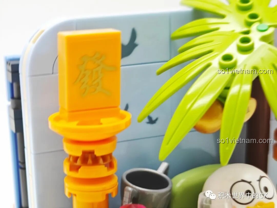 Chi tiết cột đèn lồng và cây dừa trong khung cảnh hưởng thụ của Vịt Duckyo Sembo 612016.