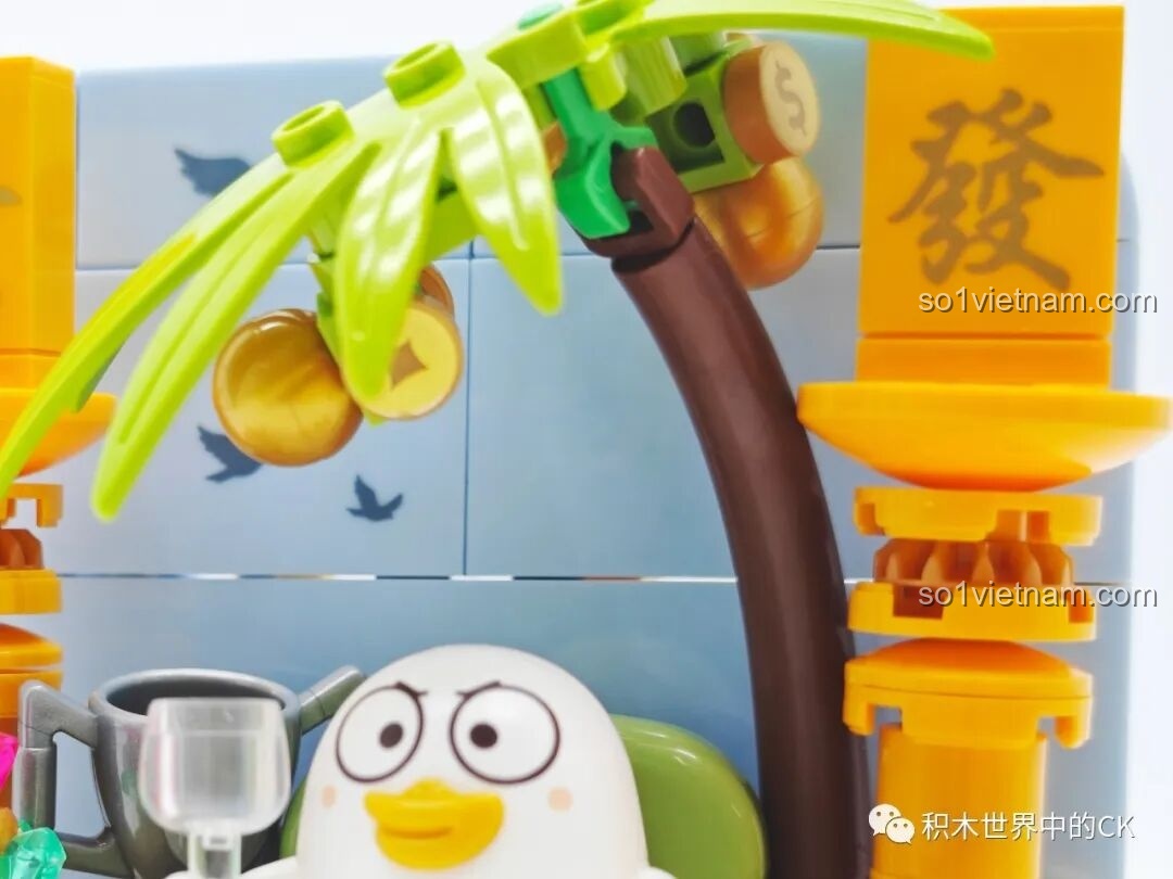 Chi tiết cây dừa với những quả dừa vàng và đồng tiền đô la trong bộ lắp ráp Sembo 612016.