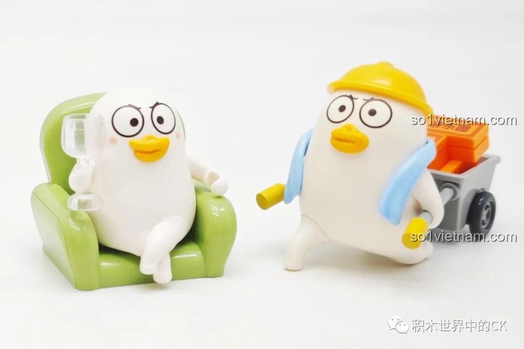 Hai minifigure của bộ Sembo 612016: Vịt Duckyo công nhân và Vịt Duckyo ông chủ ngồi trên ghế.