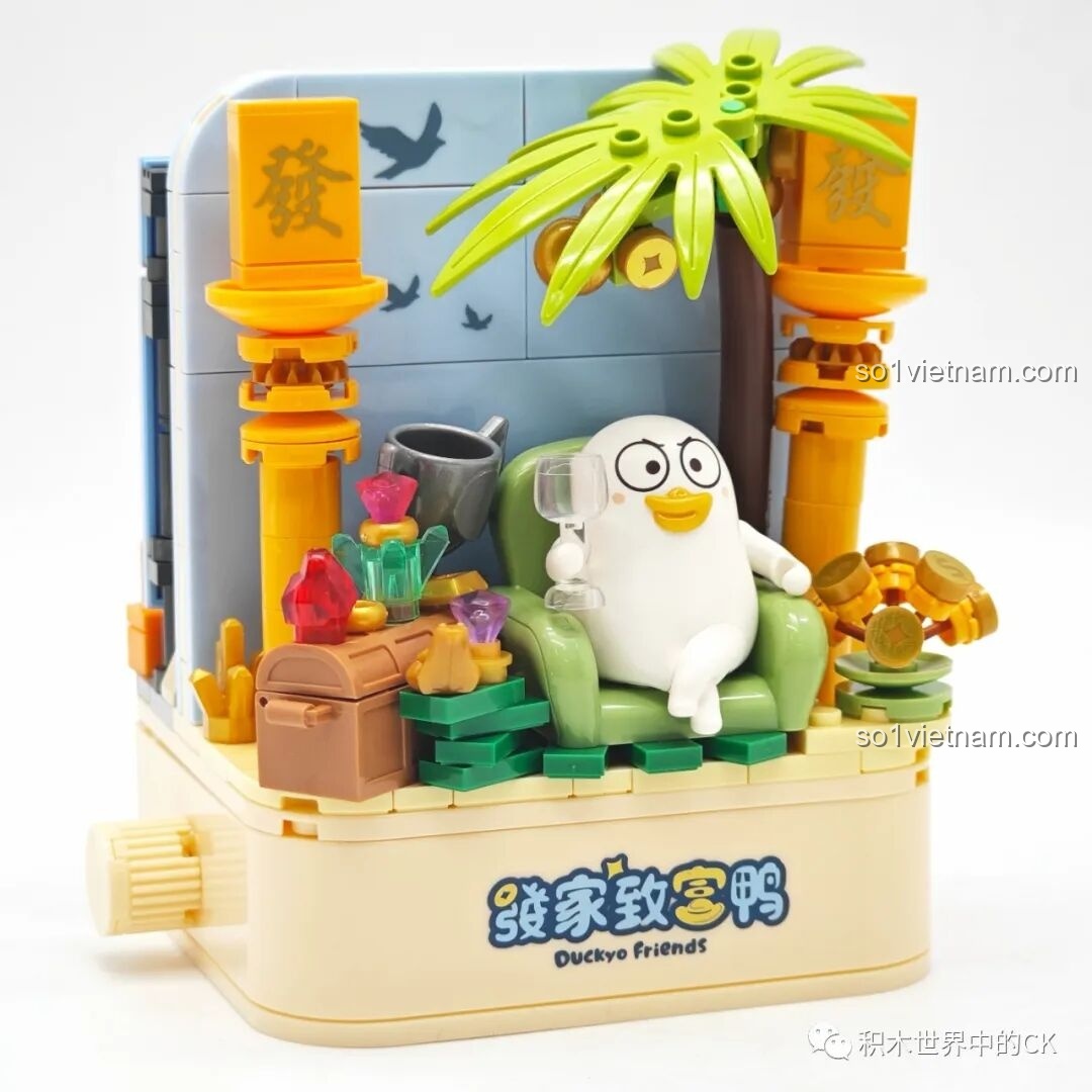Mô hình Vịt Duckyo Sembo 612016 hoàn chỉnh mặt hưởng thụ, với chú vịt ngồi trên ghế và kho báu.