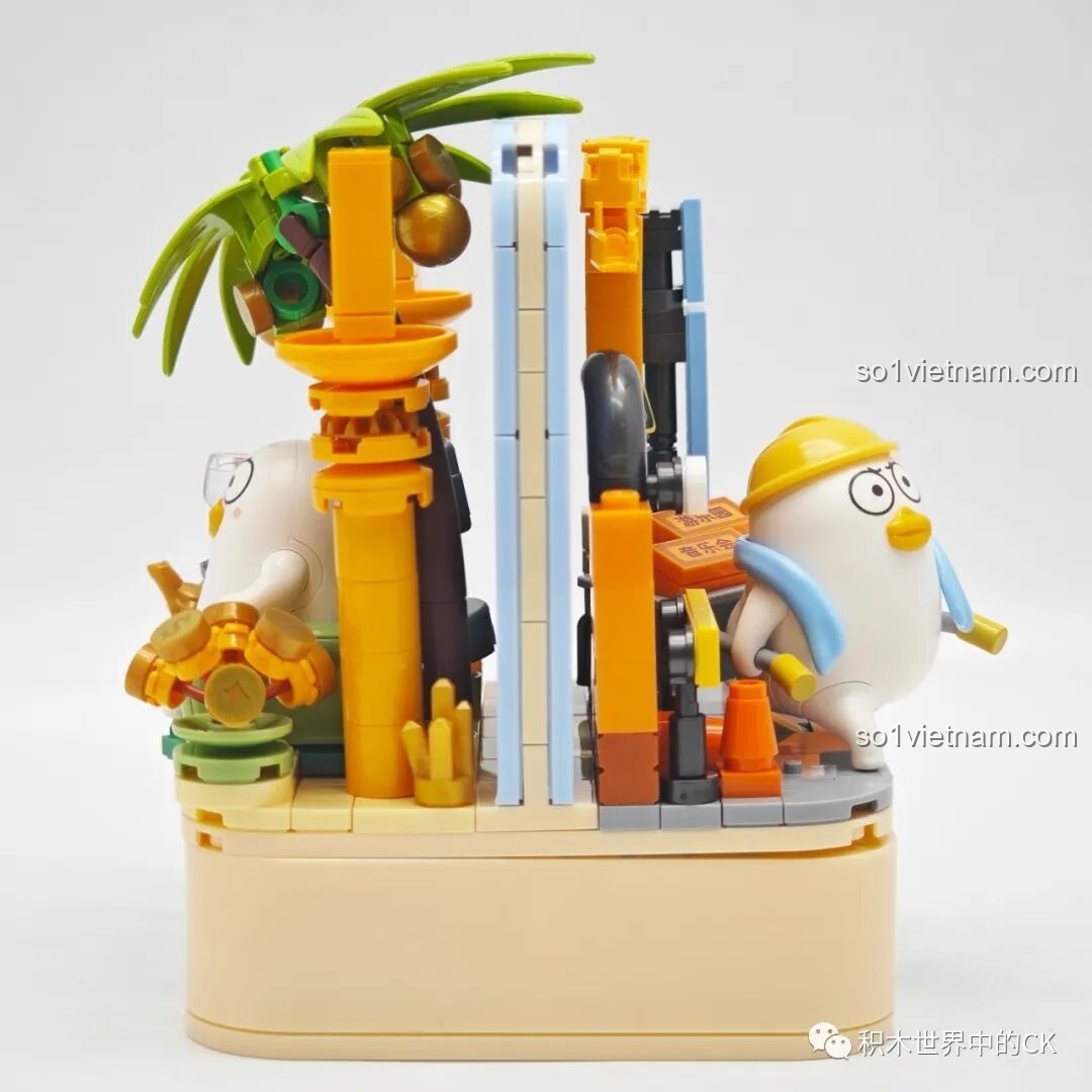 Góc nhìn từ phía sau của mô hình Sembo 612016, cho thấy sự kết hợp giữa hai mặt của thế giới Vịt Duckyo.