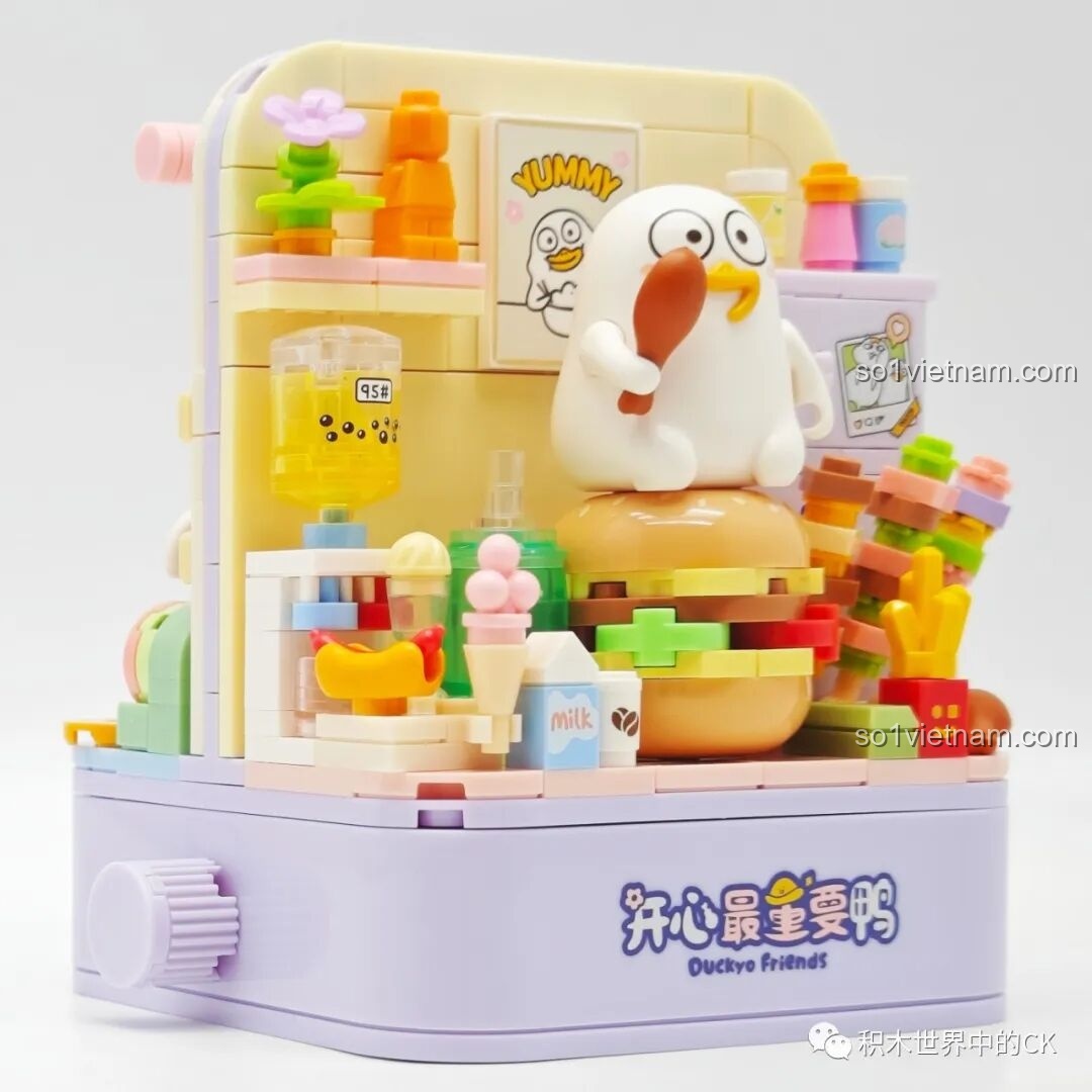 Mô hình Vịt Duckyo Sembo 612017 hoàn chỉnh mặt ăn uống, với chú vịt ngồi trên hamburger khổng lồ.