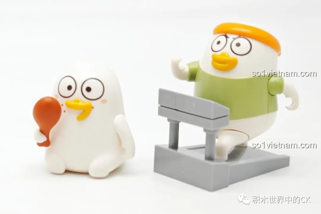 Hai minifigure của bộ Sembo 612017: Vịt Duckyo foodie và Vịt Duckyo gymer đang chạy bộ.