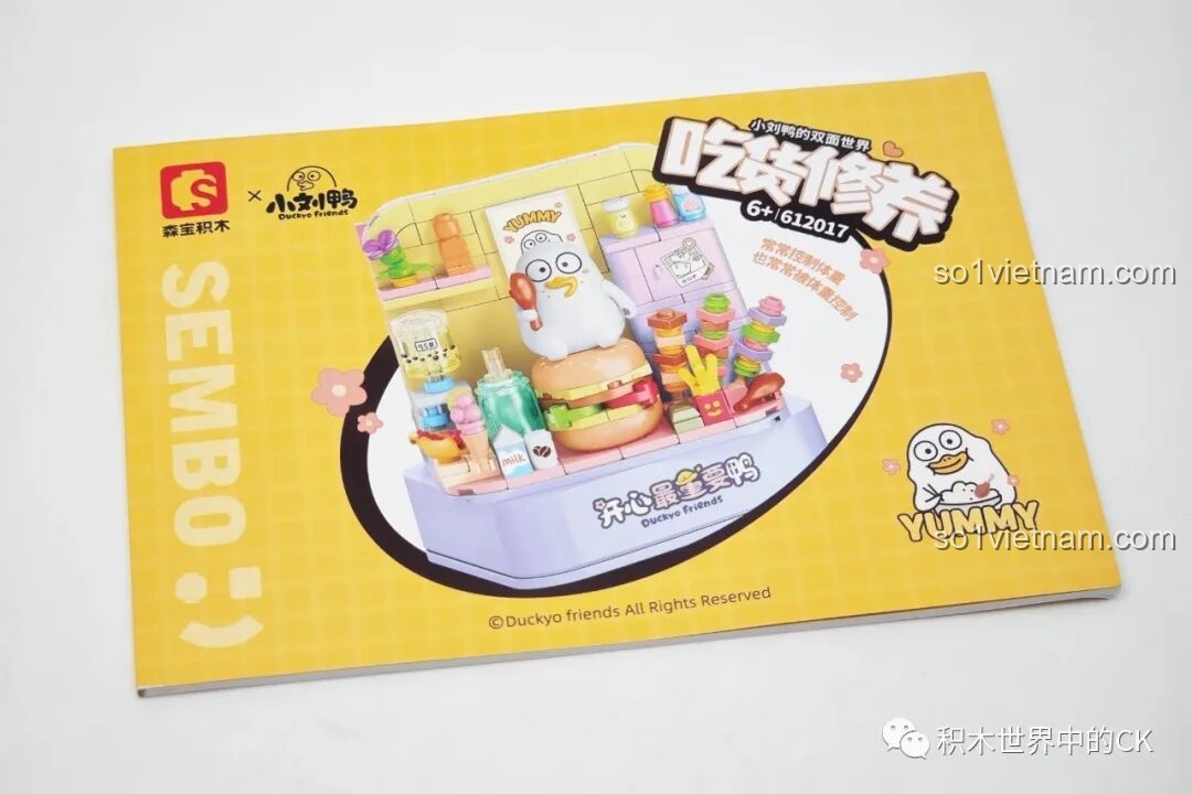 Sách hướng dẫn lắp ráp của bộ Sembo 612017 Vịt Duckyo Ăn Uống và Tập Tành, bìa màu vàng.