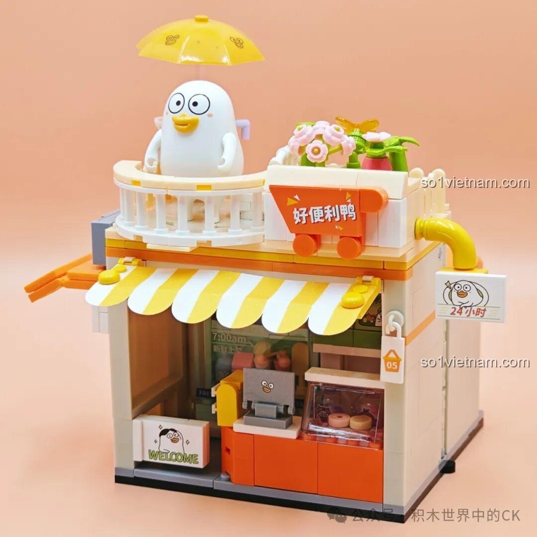 Chi tiết bàn ghế nhỏ xinh bên ngoài quán mì Sembo 612018, chú Vịt Lưu Nhỏ đang chờ khách, mô hình đồ chơi lắp ráp