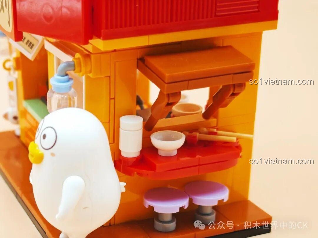 Chi tiết bàn ghế nhỏ xinh bên ngoài quán mì Sembo 612018, chú Vịt Lưu Nhỏ đang chờ khách, mô hình đồ chơi lắp ráp