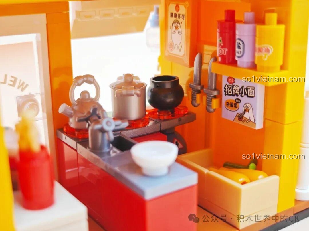 Chi tiết khu vực bếp bên trong Quán Mì Thầy Lưu SEMBO 612018, với nồi, dao và các chai gia vị.