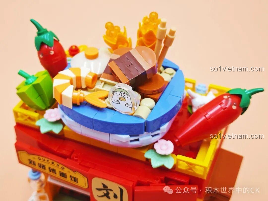 Chi tiết mái nhà của Quán Mì Thầy Lưu SEMBO 612018 với tô mì khổng lồ và các loại rau củ trang trí.