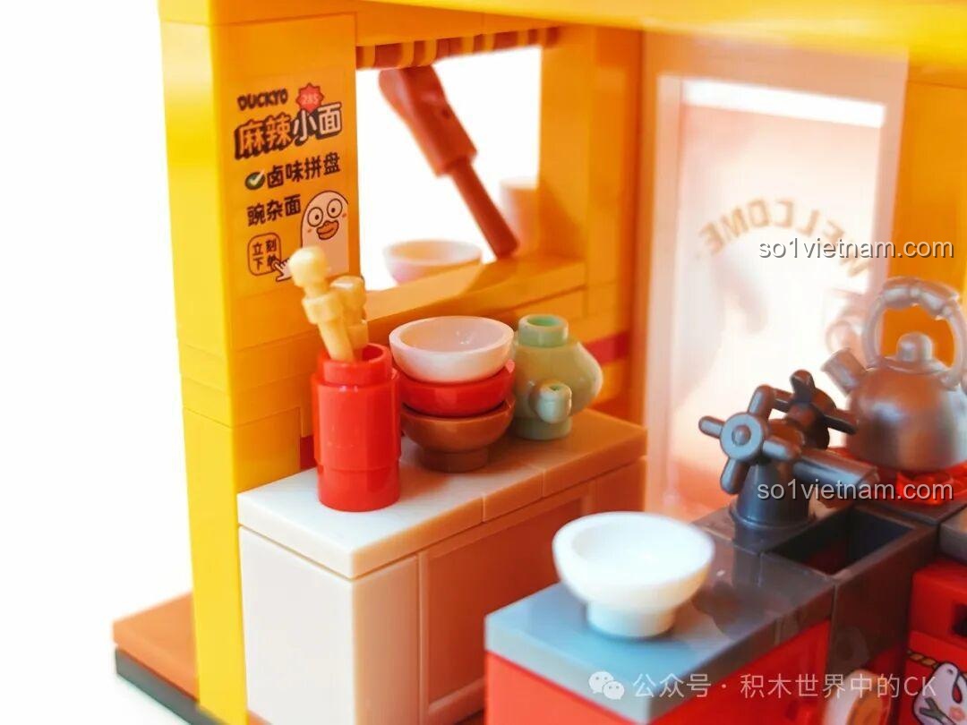 Chi tiết quầy phục vụ của quán mì Sembo 612018, bát đĩa, đũa, menu, mô hình đồ chơi lắp ráp mini