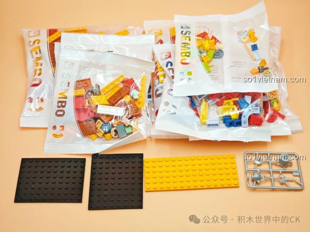 Các túi mảnh ghép và đế lắp ráp của bộ Sembo 612018 Quán Mì Thầy Lưu, chất liệu nhựa ABS cao cấp, màu sắc tươi sáng