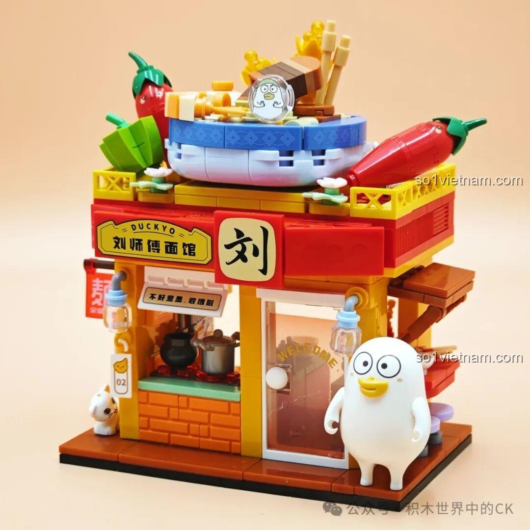 Mô hình hoàn thiện mặt trước của Quán Mì Thầy Lưu SEMBO 612018, với Vịt Lưu đầu bếp và tô mì khổng lồ trên mái.