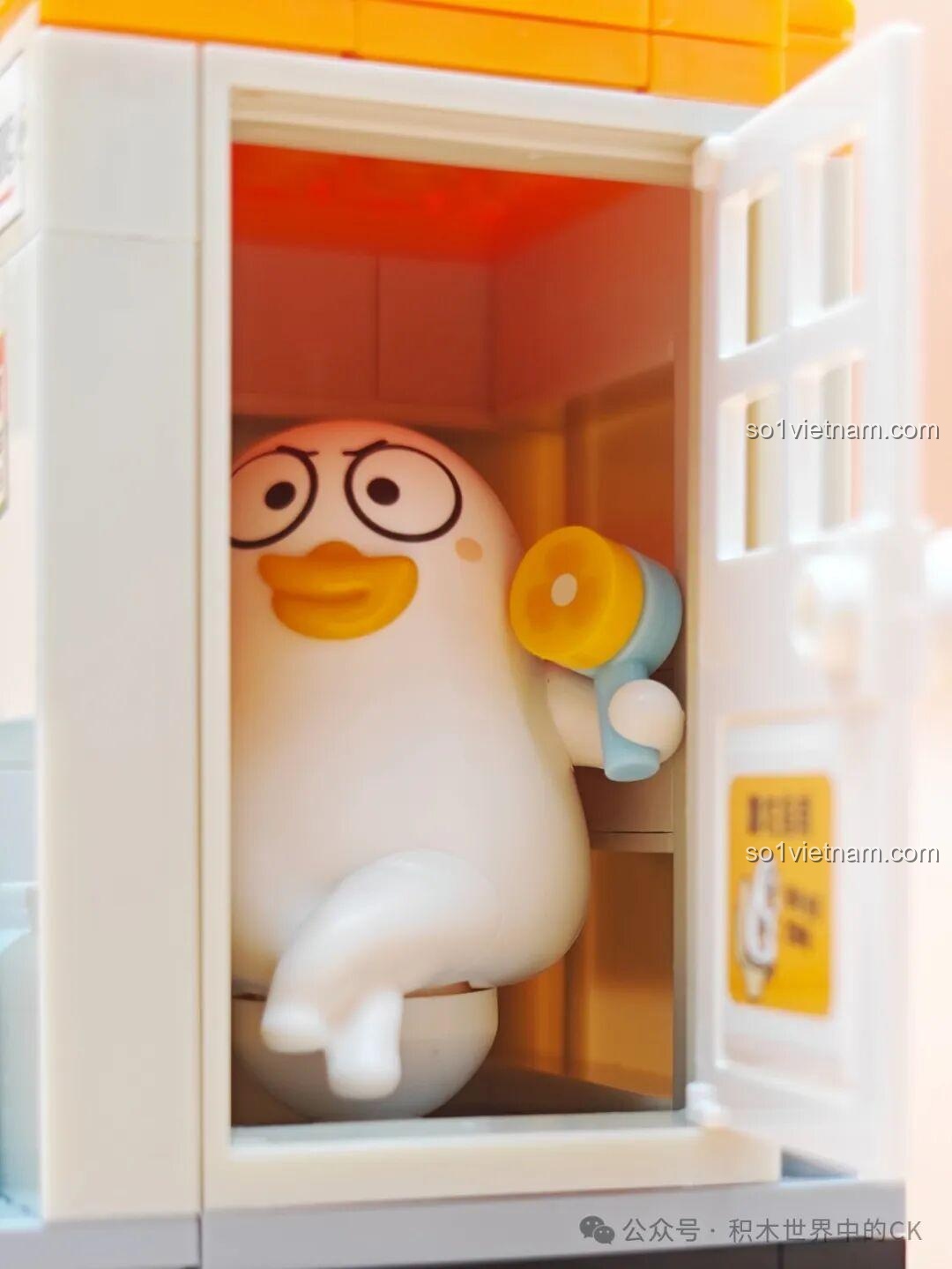 Cận cảnh mái nhà trạm chuyển phát Sembo 612019, các hộp quà nhỏ, mèo trắng, chi tiết tinh xảo, đồ chơi lắp ráp