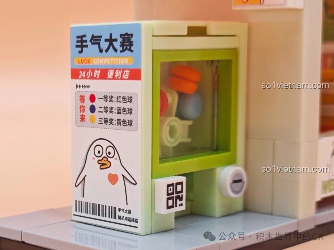 Chi tiết xe máy giao hàng của bộ Sembo 612019 Trạm Chuyển Phát Nhanh, màu xanh dương, có hộp hàng phía sau, đồ chơi lắp ráp