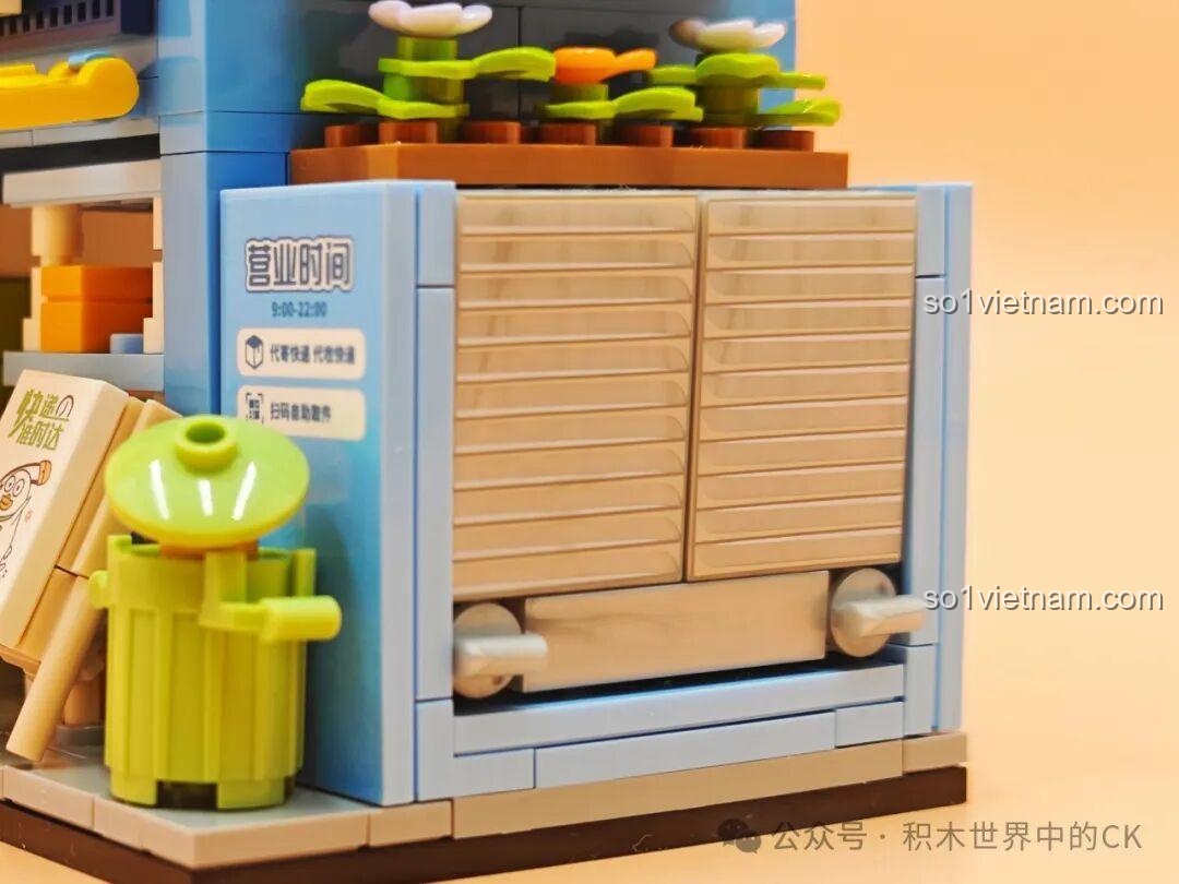 Chi tiết xe máy giao hàng của bộ Sembo 612019 Trạm Chuyển Phát Nhanh, màu xanh dương, có hộp hàng phía sau, đồ chơi lắp ráp