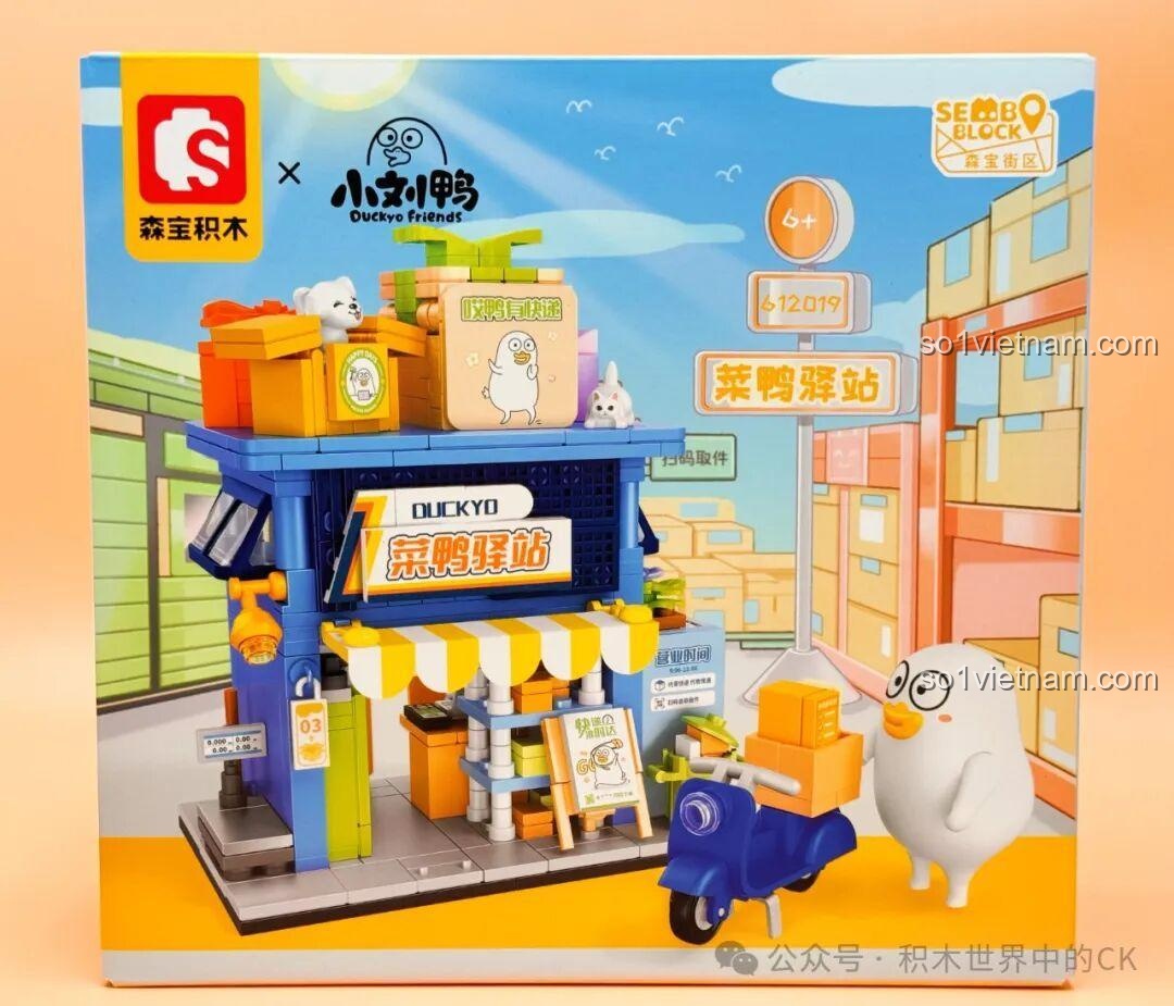Hộp bộ lắp ghép Sembo 612019 Trạm Chuyển Phát Nhanh, hình ảnh chú Vịt Lưu Nhỏ shipper và xe máy, đồ chơi cho bé gái