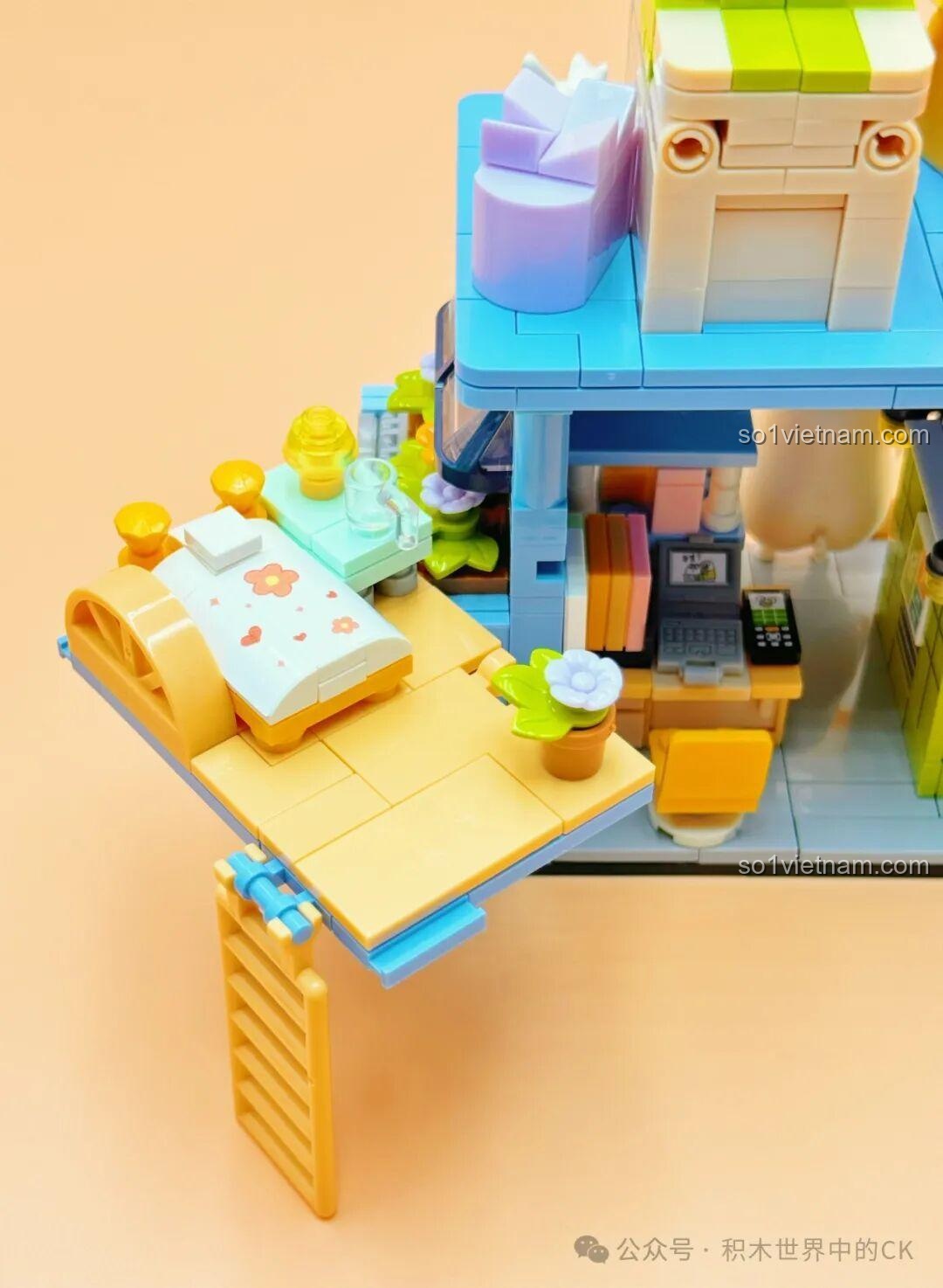 Nội thất tầng dưới của trạm chuyển phát Sembo 612019, bàn làm việc, máy tính, ghế xoay, đồ chơi lắp ráp chi tiết